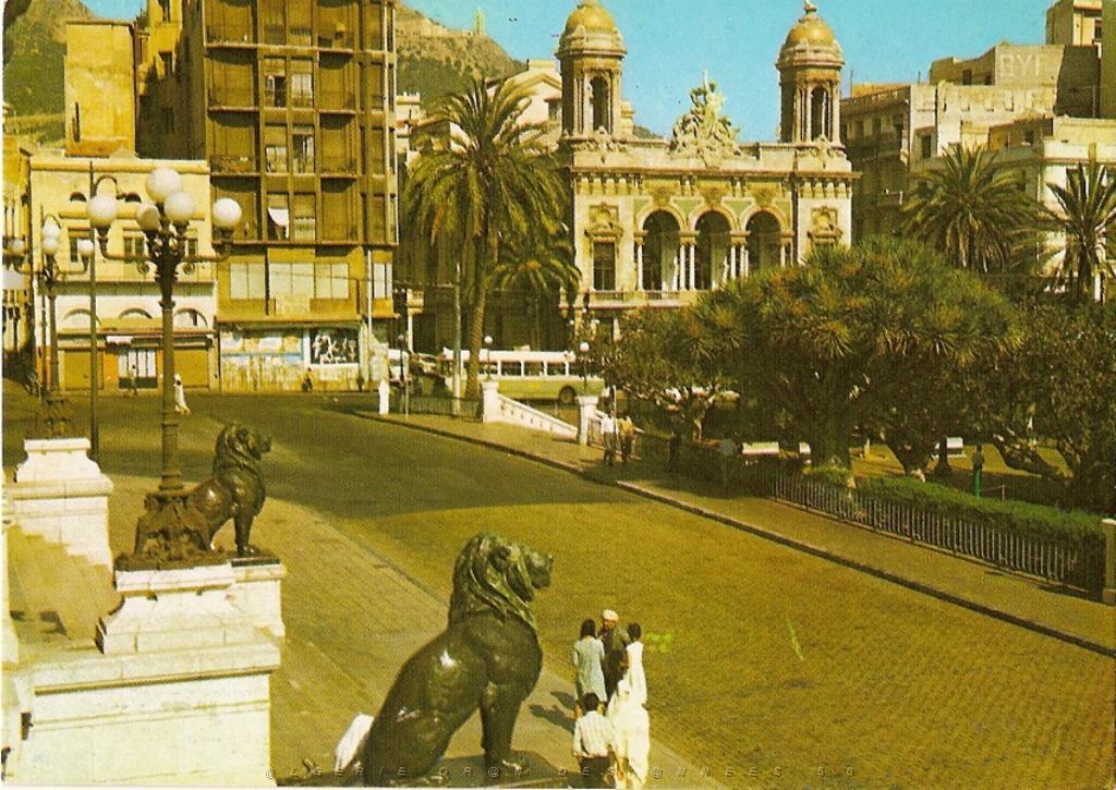 ORAN APRES 62 OPERA VU DEPUIS LES LIONS DE LA MAIRIE.JPG